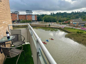 Fantastic River Views Apartment Pass the Keys